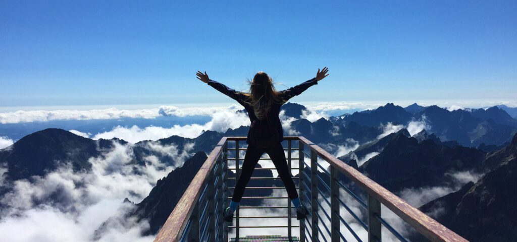 Mujer feliz en la montaña