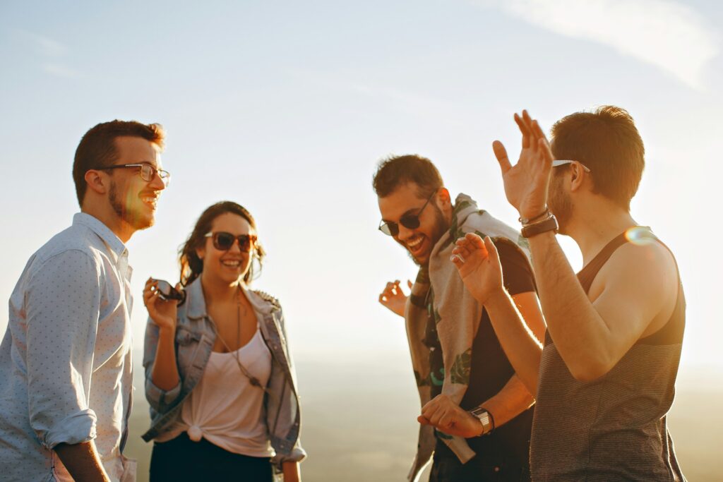 Grupo de personas felices en un atardecer