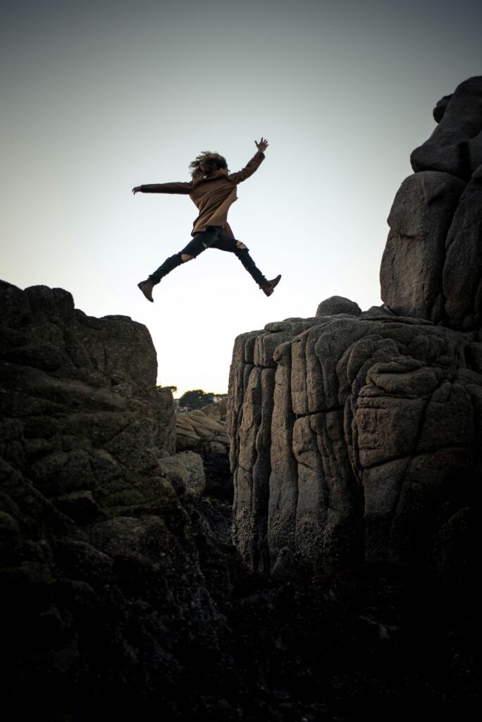 Mujer saltando en la montaña